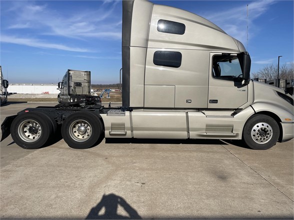 2020 VOLVO VNL64T760 8011782474