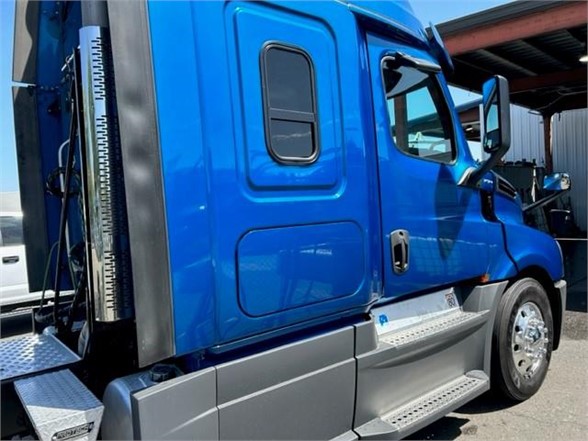 2020 FREIGHTLINER CASCADIA 126 8025788156