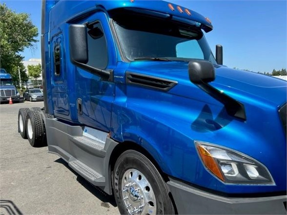 2020 FREIGHTLINER CASCADIA 126 8025788157